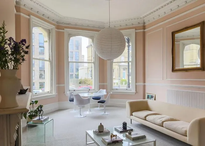 Stylish Mansion Apartment - Seaviews - Hove Free Parking
